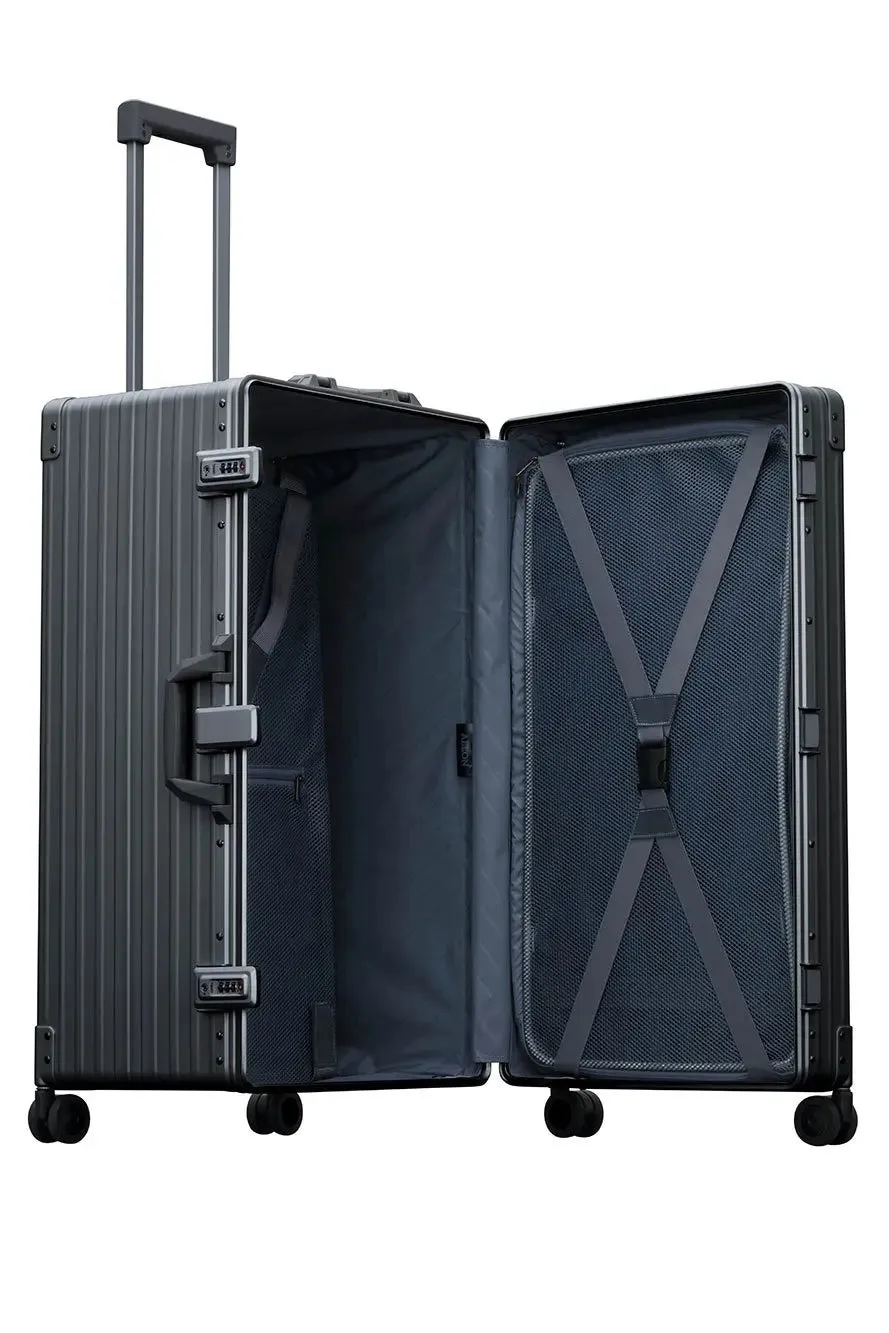 30" International Trunk Checked Aluminum Spinner