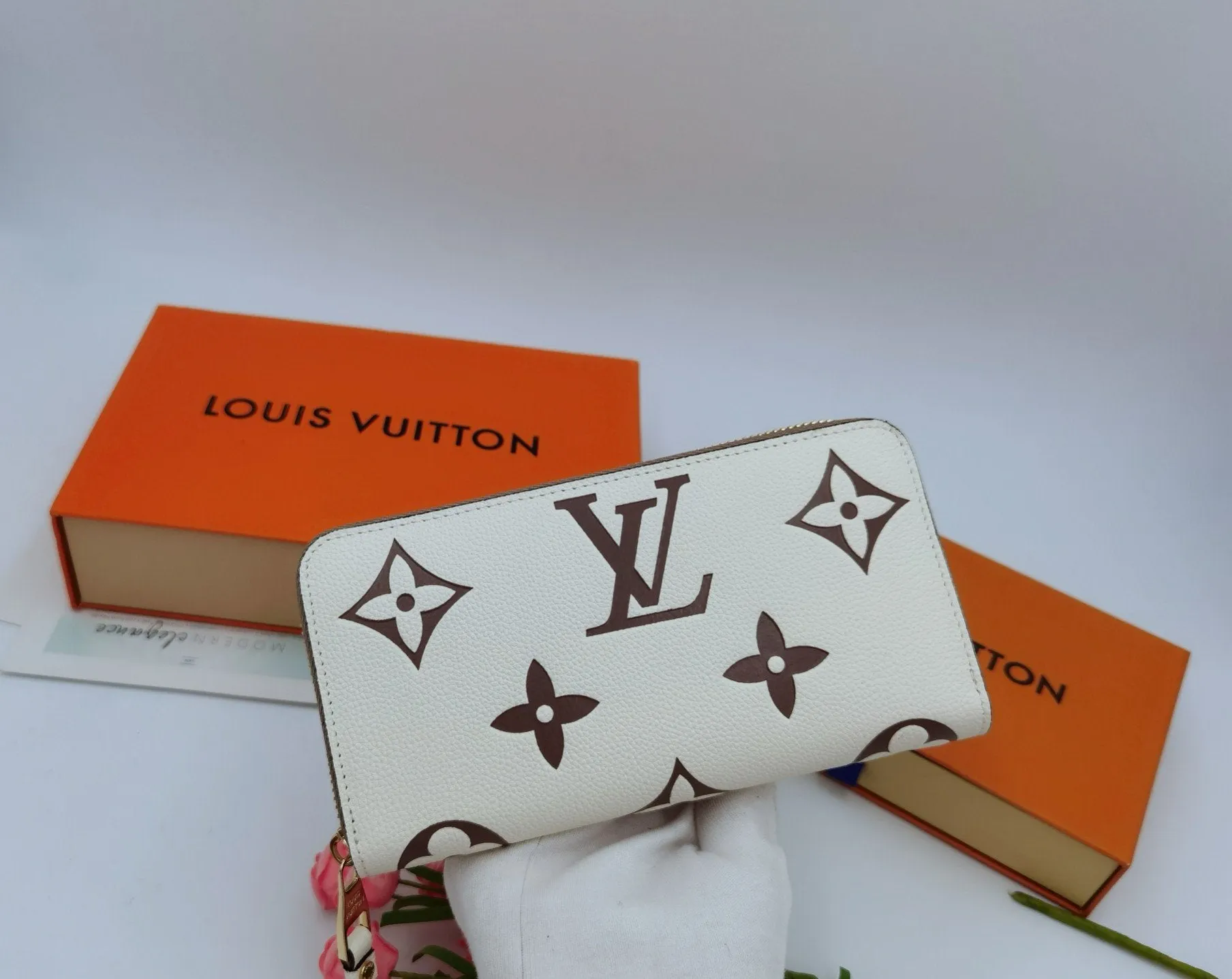 CE - New Wallets LUV 002