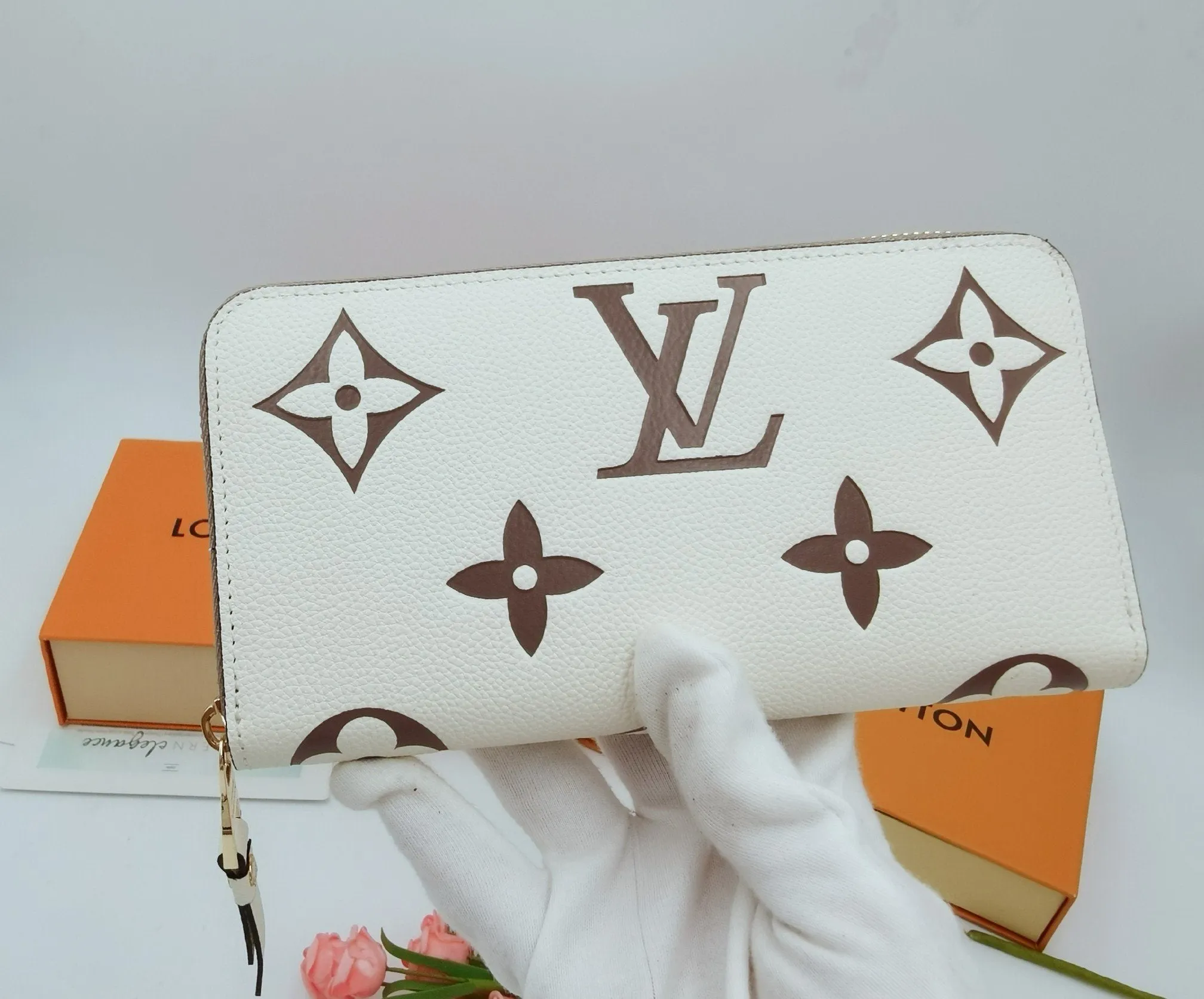 CE - New Wallets LUV 002