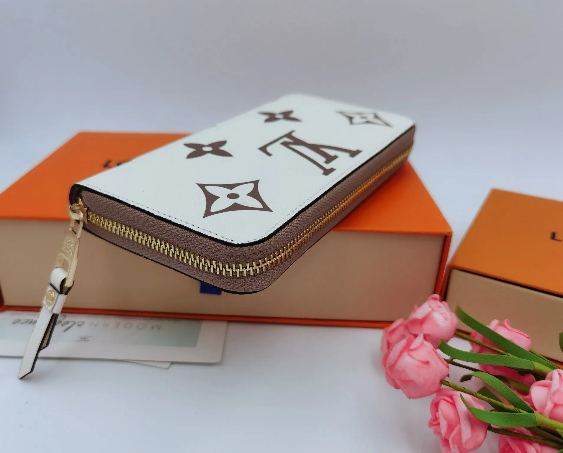 CE - New Wallets LUV 002