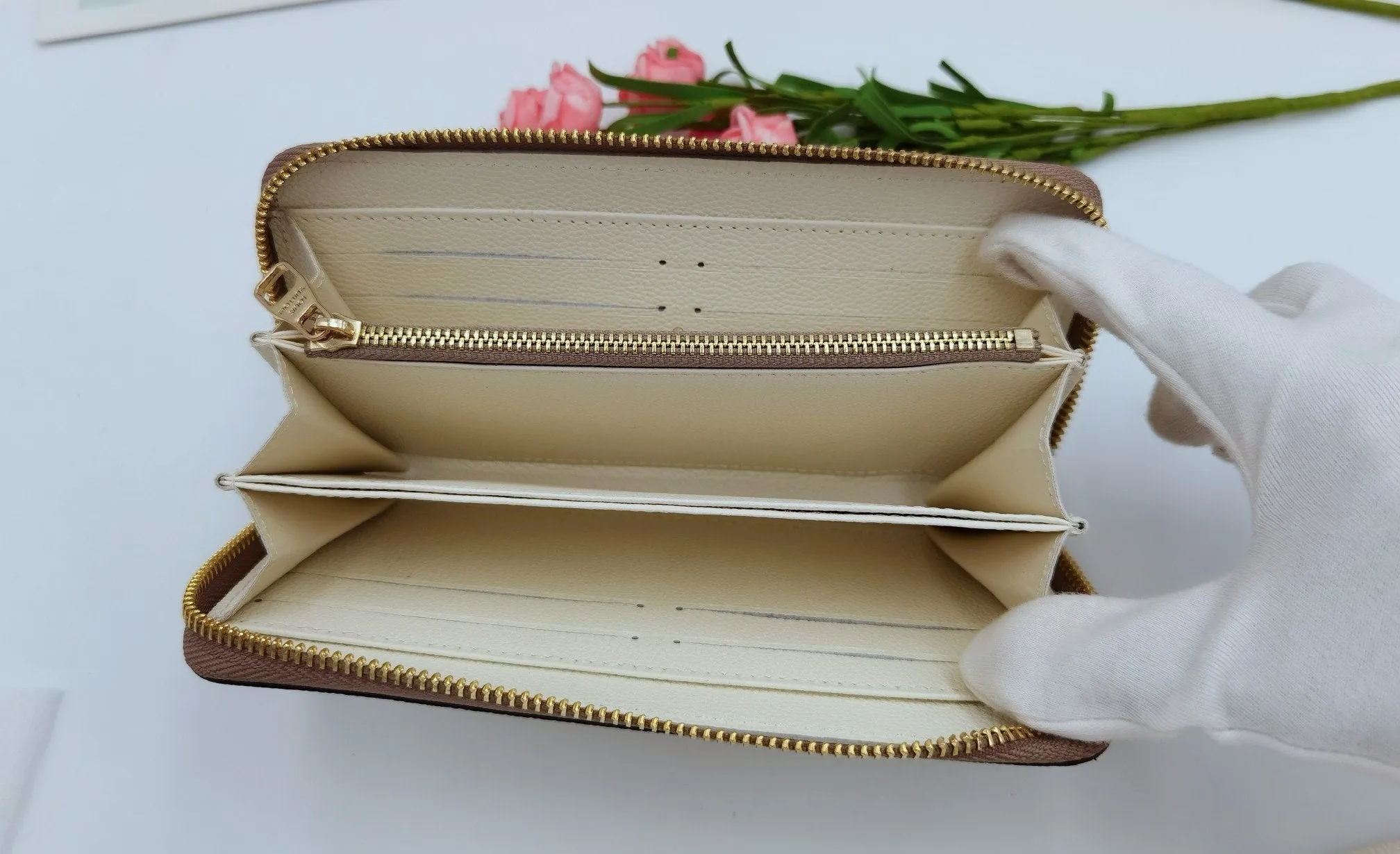 CE - New Wallets LUV 002