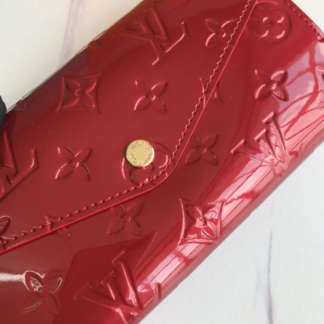 CE - New Wallets LUV 008