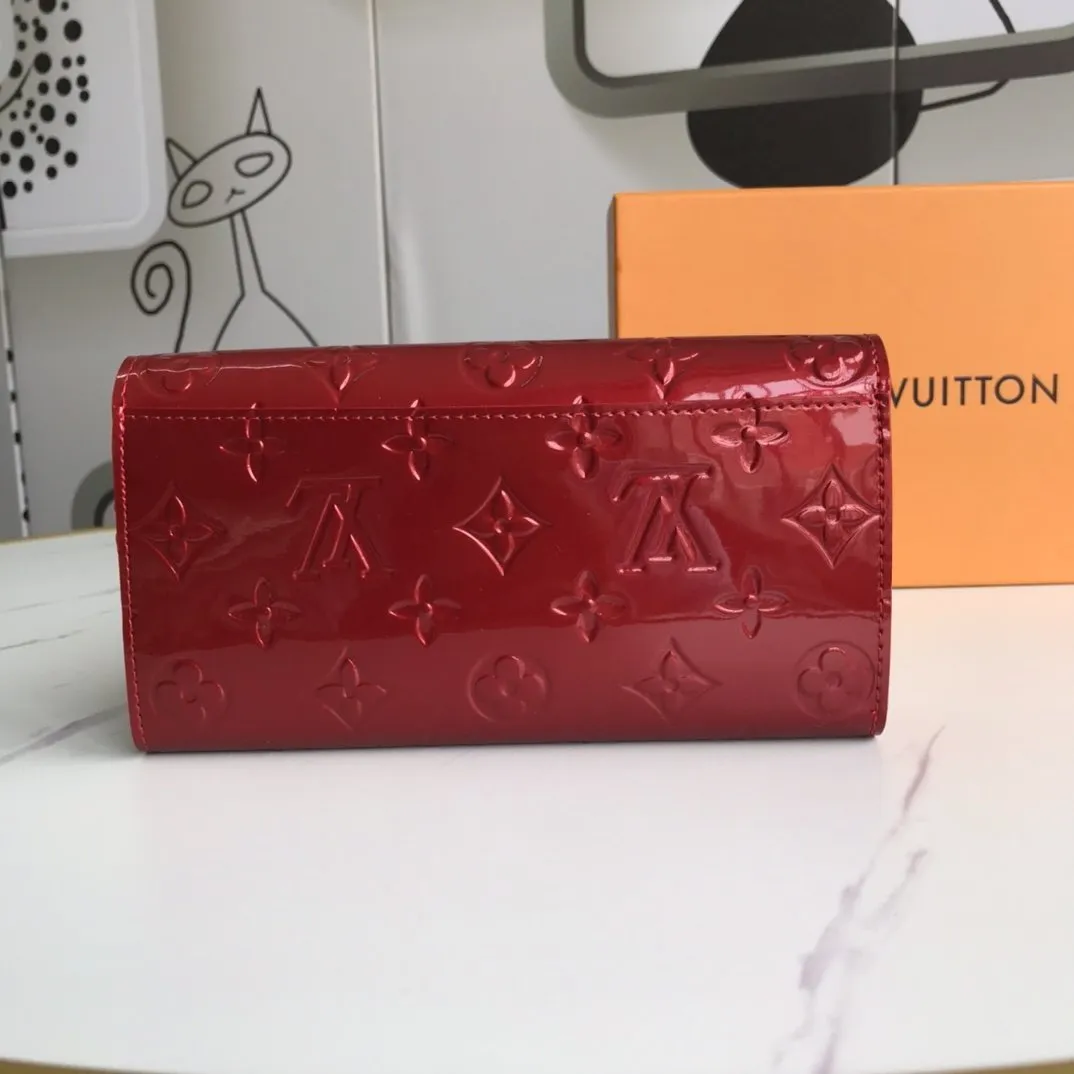 CE - New Wallets LUV 008