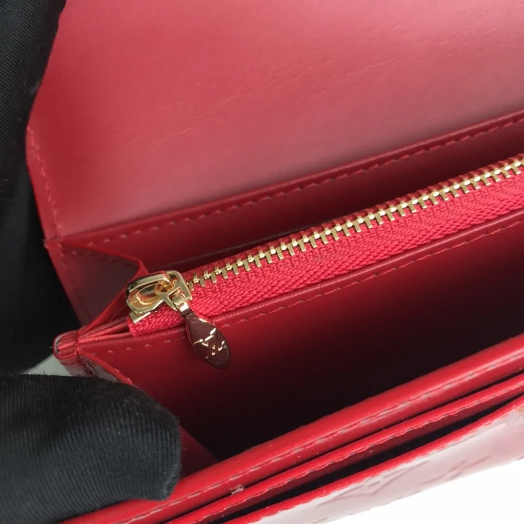 CE - New Wallets LUV 008
