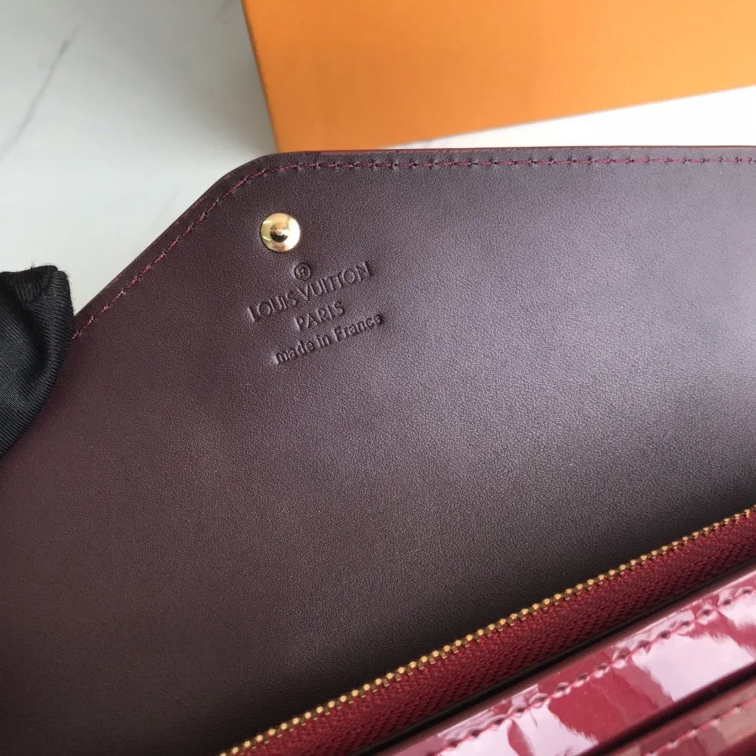 CE - New Wallets LUV 008