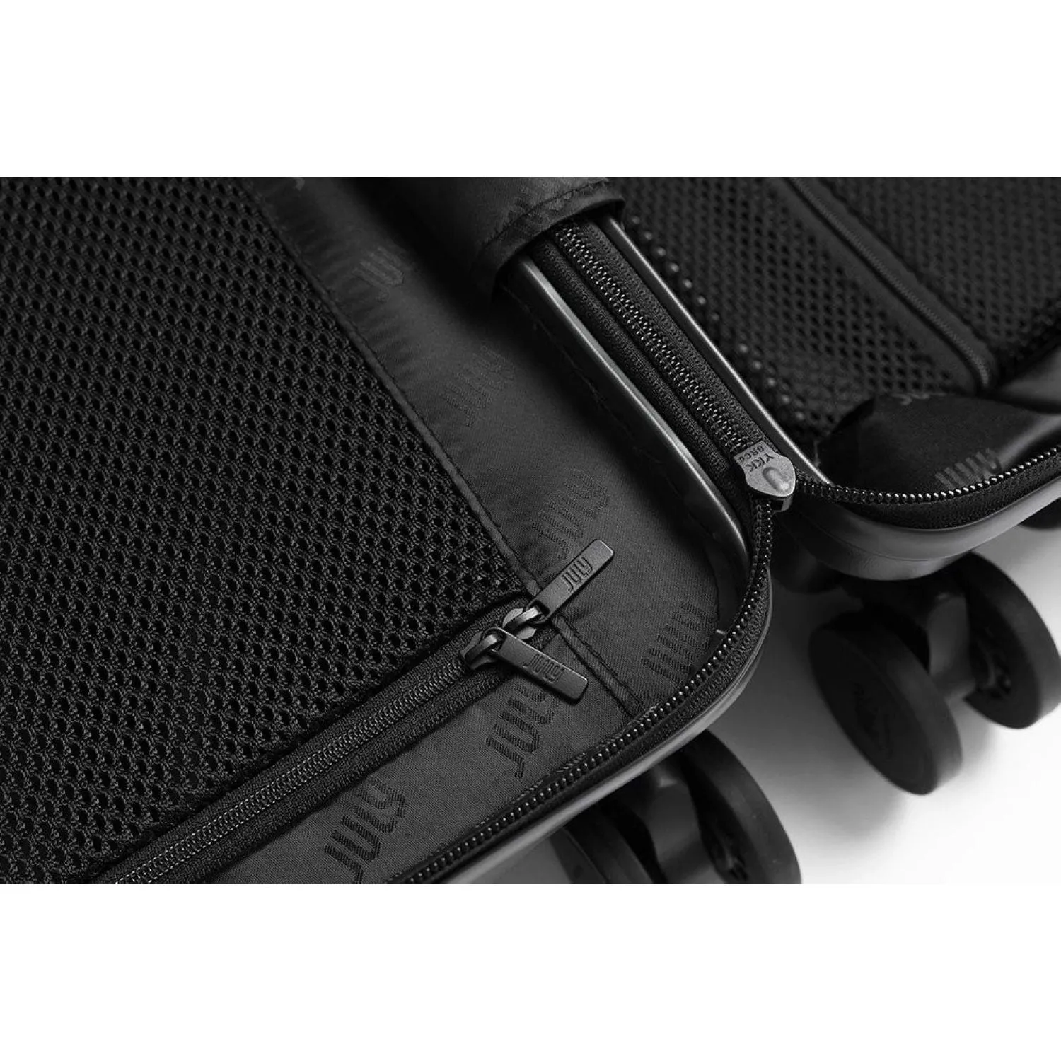 July Carry On Original Pc Upright With Powerbank Usb/Usb-C 21" Luggage